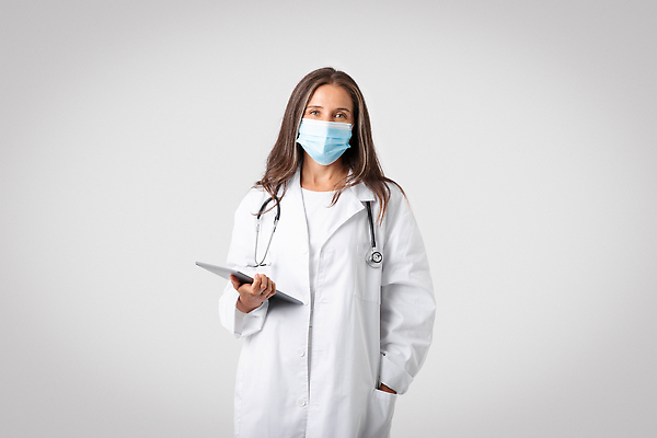 포토 JPG 해외이미지 직업 여자 유럽 백그라운드 유니폼 청진기 건강 병원 마스크 한명 치료 태블릿 알약 약 믿음 공백 회색 시험 환자 의사 코트 흰색 작업 보호 약속 멀리 온라인 패드 고립 돌봄 옛날 치료제 헬프 해외202310 해외포토 1 옷 교육 감정 나라 컬러 컨셉 의학 의료기기 모션 사람 전자제품 스마트기기 외투 의료진 도움 파일형식