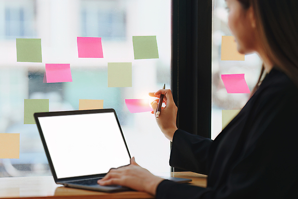 포토 JPG 해외이미지 직업 손 남자 종이 컨셉 회사 비즈니스 사업가 통계 성공 그래프 설계 직장 한명 사람 금융 경제 노트북 컴퓨터 사무실 업무 작업 비즈니스맨 계획 상담원 책상 분석 보고서 경영자 문서 투자 회계 경영 계좌 마케팅 세금 수입 예산 회계사 해외202310 해외포토 1 가구 신체부위 전자제품 직장인 사무원 리더 파일형식