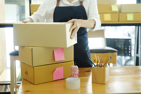 포토 JPG 해외이미지 여자 실내 한명 동양인 상반신 성인 쌓기 실 택배 포스트잇 연필꽂이 테이프 택배상자 박스포장 온라인쇼핑몰 성인여자한명만 해외202310 해외포토 1 포장 모션 문구용품 사람 인종 내부 상자 운송업 메모지 쇼핑몰 온라인 여자한명만 성인여자만 파일형식
