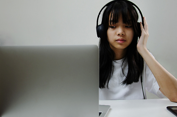 포토 JPG 해외이미지 학생 라이프스타일 여자 교육 행복 어린이 음악 이어폰 인터넷 비즈니스 통신 학교 회의 거리 주택 실내 한명 미소 사람 앉기 노트북 스터디 컴퓨터 디지털 모니터 헤드폰 공책 방 듣기 업무 사이버 무선전화기 신학기 온라인 소셜 영상통화 온라인강의 해외202310 해외포토 1 감정 음향기기 모션 문화예술 문구용품 표정 내부 건물 생활 전자제품 학습 작업 강의 전화기 통화 파일형식 언택트