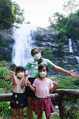 포토 JPG 해외이미지 나무 라이프스타일 공원 여자 행복 어린이 여행 백그라운드 가족 태국 자연 휴가 휴식 산 국립공원 사람 풍경 야외 세명 초록색 물 여름 강 뷰티 환경 폭포 흐름 바위 신선 개울 보호 숲 내추럴 그리너리 해외202310 해외포토 자연요소 식물 계절 공공시설 감정 아시아 컬러 컨셉 관계 생활 돌_바위 생태계 파일형식 트랜드컬러