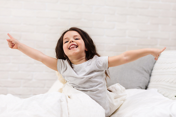 포토 JPG 해외이미지 백인 1 여자 딸 행복 얼굴 어린이 베개 아침 휴식 주택 실내 건강 한명 미소 사람 뷰티 기쁨 침실 꿈 방 흰색 침대 표현 잠 작음 속도 팔 안락 해외202310 해외포토 주간 서양인 감정 컬러 가구 컨셉 가족 침구 표정 내부 건물 신체부위 크기 파일형식