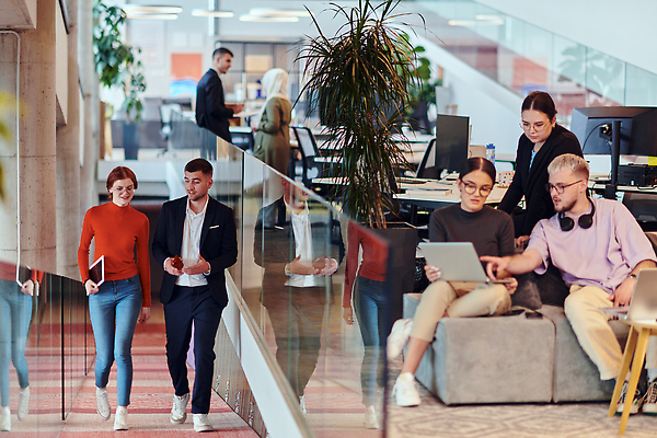 포토 JPG 해외이미지 비즈니스 사업가 통신 성공 아이디어 사람 여러명 사무실 환경 성장 작업 작업실 계획 대표 토론 분석 동료 약혼 문제 문제풀이 해결 진행 혁명 개발 시너지 의사결정 네트워킹 콜라보레이션 브레인스토밍 자극 해외202310 해외포토 직업 다수 결혼 컨셉 관계 네트워크 약속 파일형식