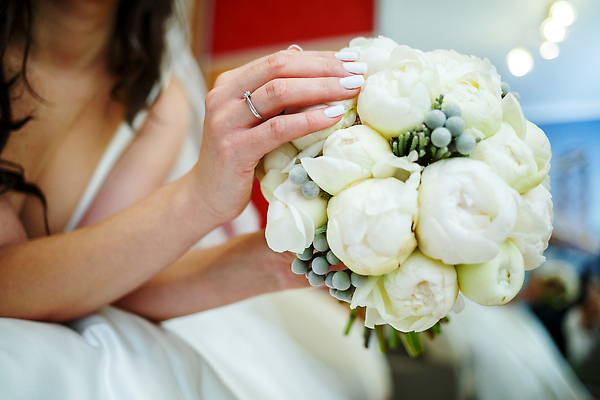 포토 JPG 해외이미지 여자 신부 부케 웨딩드레스 결혼식 한명 들기 상반신 성인 앞모습 성인여자한명만 해외202310 해외포토 1 드레스 뷰포인트 꽃다발 결혼 모션 사람 여자한명만 성인여자만 파일형식