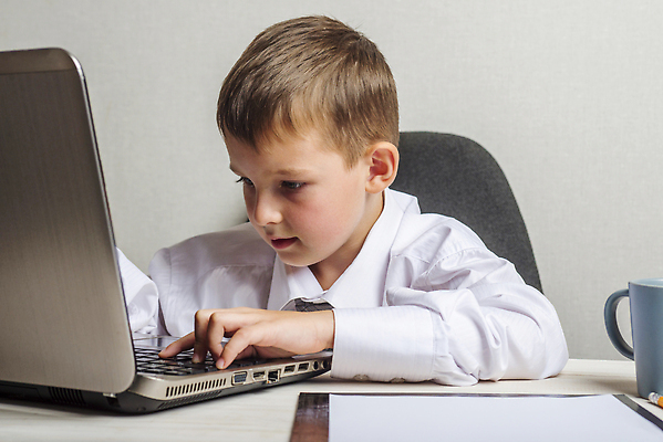 포토 JPG 해외이미지 백인 모델 직업 라이프스타일 응시 교육 남자 안경 커피 어린이 비즈니스 학교 탁자 성공 넥타이 실내 한명 사람 앉기 정장 소년 컵 노트북 컴퓨터 사무실 공책 공백 업무 비즈니스맨 대표 스마트 경영자 문서 서명 세대 정중 해외202310 해외포토 서양인 1 식기 시선 잡화 옷 음료 가구 컨셉 모션 문구용품 내부 생활 전자제품 작업 직장인 리더 파일형식