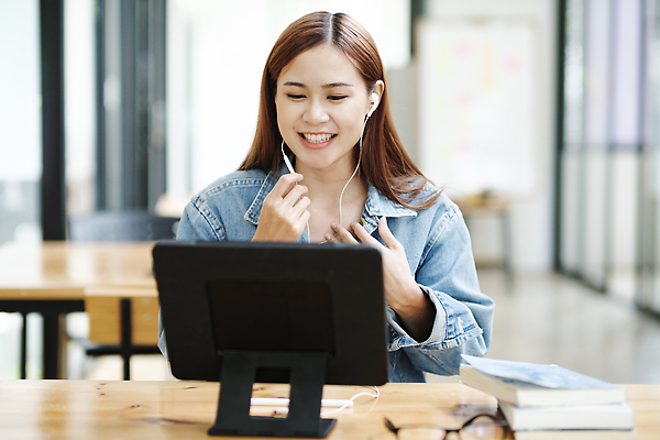 포토 JPG 해외이미지 학생 교육 인터넷 통신 학교 가정 수업 거리 주택 한명 노트북 학습 스터디 컴퓨터 독서 연결 강의 사이버 무선전화기 읽기 대학교 멀리 온라인 동영상 영상통화 온라인강의 사회적거리두기 해외202310 해외포토 1 캠페인 모션 사람 건물 전자제품 전화기 통화 파일형식 언택트