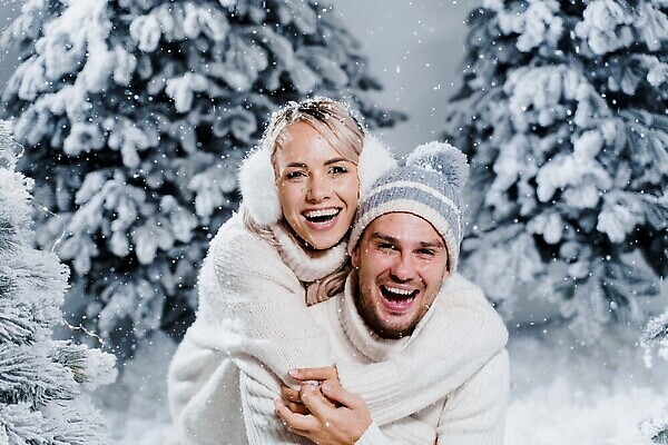 포토 JPG 해외이미지 커플 계절 여자 남자 행복 크리스마스 2 겨울 가족 관계 포옹 휴가 새해 주택 함께함 선물 사랑 미소 사람 두명 손잡기 산책 추위 흰색 시골 축하 떨어짐 회전 교외 크리스마스이브 폭설 해외202310 해외포토 기념일 감정 컬러 컨셉 안기 모션 휴식 눈_날씨 표정 건물 자연재해 파일형식