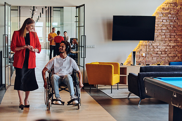 포토 JPG 해외이미지 전신 여자 남자 함께함 여러명 성인 앞모습 소파 사무실 문 마주보기 걷기 직장인 장애인 동료 휠체어 성인만 해외202310 해외포토 직업 뷰포인트 다수 컨셉 의자 비즈니스 관계 모션 사람 장애 파일형식