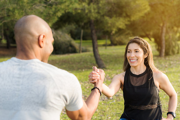 포토 JPG 해외이미지 라이프스타일 손 커플 공원 여자 행복 스포츠 포즈 2 신체 근육 함께함 건강 미소 앉기 성인 야외 두명 운동복 운동 손잡기 강사 힘 에너지 흰색 잡기 작업 결심 연습 준비 근육질 체조 노력 히스패닉 해외202310 해외포토 직업 옷 공공시설 감정 컬러 컨셉 관계 모션 표정 사람 생활 신체부위 몸매 파일형식