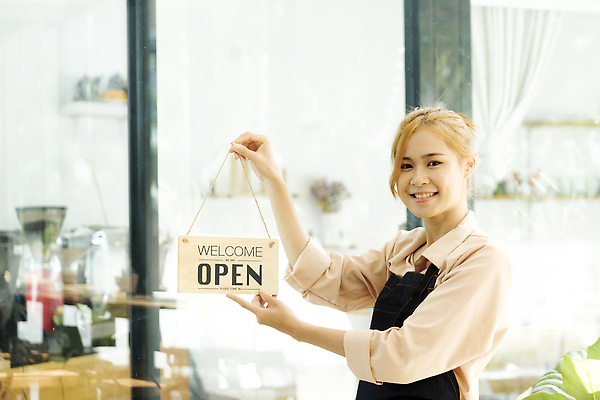 포토 JPG 해외이미지 행복 비즈니스 사업가 한명 미소 사람 동양인 쇼핑 상점 식당 카페 비즈니스우먼 오픈 자신감 웨이트리스 종업원 심볼 직원 서비스 환영 주인 중소기업 해외202310 해외포토 직업 1 여자 감정 회사 표정 인종 직장인 파일형식