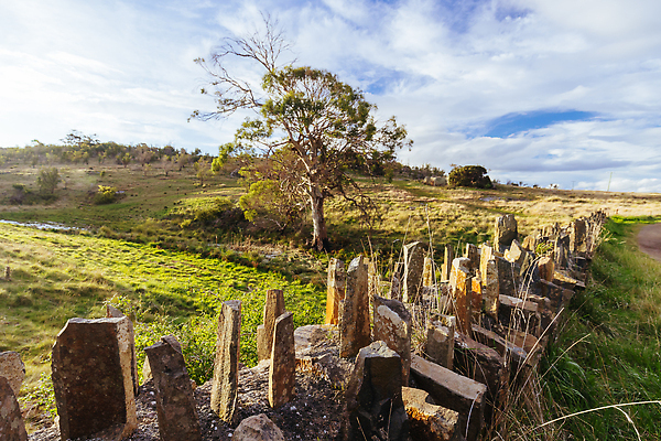 포토 JPG 해외이미지 상징 건축양식 풍경 사람없음 건물 물 강 햇빛 태양 여행객 침묵 일몰 봄 바위 역사 재산 호주 아치 사암 옛날 죄수 해외202310 해외포토 자연요소 건축물 계절 건축 사람 금융 노을 소리 돌_바위 오세아니아 파일형식