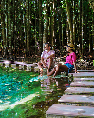 포토 JPG 해외이미지 나무 모자 행복 호수 여행 잎 태국 추상 휴가 산 풍경 두명 목재 초록색 물 파란색 햇빛 뷰티 여행객 환경 하이킹 연못 신선 숲 열대우림 크리스탈 에메랄드 내추럴 고립 민물 열대기후 터키석 해외202310 해외포토 자연요소 식물 잡화 감정 아시아 컬러 무늬 재료 레저 사람 태양 광석 보석 파일형식