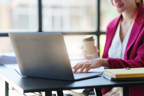 포토 JPG 해외이미지 직업 손 여자 컨셉 돈 비즈니스 통신 통계 그래프 직장 한명 사람 금융 경제 노트북 컴퓨터 사무실 정보 업무 작업 비즈니스맨 비즈니스우먼 계산 계획 책상 분석 보고서 문서 투자 회계 경영 계좌 마케팅 세금 수입 예산 회계사 해외202310 해외포토 1 남자 가구 회사 신체부위 전자제품 직장인 재산 파일형식