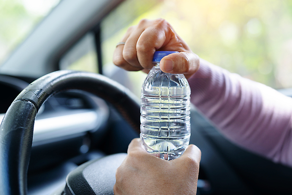 포토 JPG 해외이미지 백인 라이프스타일 손 남자 도로 음료 여행 교통시설 자동차 하늘 불 바람 실내 건강 안전 사람 성인 사람없음 물 여름 운전 잡기 도시 바퀴 뜨거움 운전사 고급 위험 플라스틱 핸들 사건 속도 엔진 모터 방법 속도계 자동 해외202310 해외포토 자연요소 서양인 직업 계절 길 육상교통 교통 컨셉 모션 재질 날씨 내부 생활 신체부위 시설 파일형식