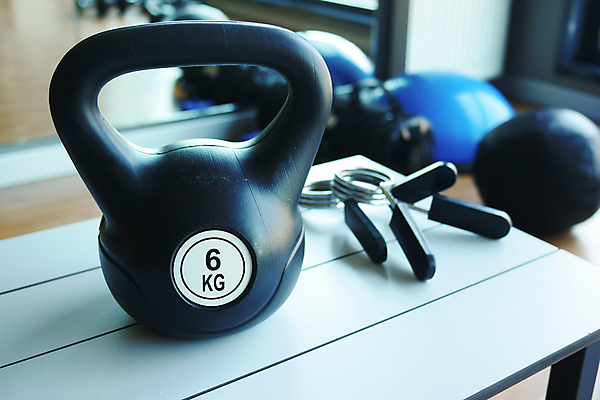 포토 JPG 해외이미지 무료이미지 탁자 건강 사람없음 운동 운동기구 악력기 케틀벨 해외202310 해외포토 가구 헬스 파일형식 무료콘텐츠