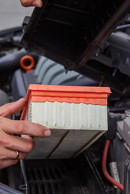 포토 JPG 해외이미지 손 산업 부분 교통시설 자동차 노동자 새로움 사람없음 장비 잡기 업무 오염 기술자 변화 수리 보호 오브젝트 서비스 먼지 고정 짐차 엔진 정비공 공학 모터 유지 교체 돌봄 린스 엘리먼트 옛날 자동 중고 필터 해외202310 해외포토 직업 교육 육상교통 교통 컨셉 모션 신체부위 작업 시설 파일형식