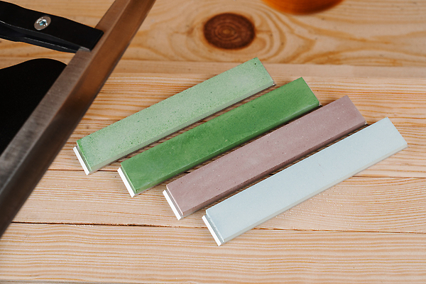 포토 JPG 해외이미지 직업 전통 백그라운드 탁자 사람없음 목재 반사 금속 어둠 기계 장비 젖음 바위 기구 공구 업무 거친 칼날 작업실 칼 제조 자르기 철 날카로움 그라인더 갈기 철강 해외202310 해외포토 나무 가구 재료 모션 재질 돌_바위 도구 작업 커피용품 파일형식