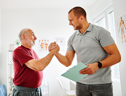 포토 JPG 해외이미지 백인 직업 라이프스타일 남자 스포츠 실내 건강 병원 성인 두명 치료 운동 약 스트레칭 아령 고통 환자 간호사 의사 악단 도움 지압 은퇴 연습 체육관 테라피 돌봄 물리치료 물리치료사 옛날 재활 지원 치료사 치유 헬프 해외202310 해외포토 서양인 감정 음악 컨셉 의학 모션 사람 내부 생활 뷰티 의료진 마사지 파일형식