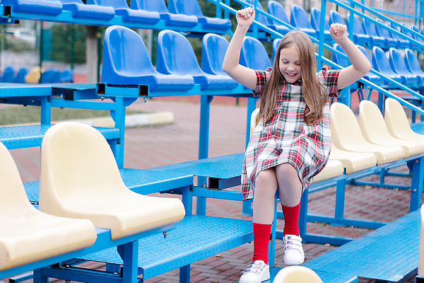 포토 JPG 해외이미지 백인 모델 라이프스타일 드레스 옷 여자 스포츠 의자 학교 청소년 휴식 갈색머리 한명 사람 야외 캐주얼 컬러풀 유행 경기장 자유 흰색 플라스틱 시티라이프 스타일 카피스페이스 해외202310 해외포토 서양인 1 헤어스타일 교육 컬러 가구 컨셉 스포츠시설 재질 생활 공백 파일형식