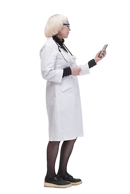 포토 JPG 해외이미지 전신 응시 여자 청진기 한명 들기 성인 옆모습 스마트폰 의사 흰색 의사가운 성인여자한명만 해외202310 해외포토 1 시선 뷰포인트 컬러 의료기기 모션 사람 핸드폰 스마트기기 의료진 가운 여자한명만 성인여자만 파일형식