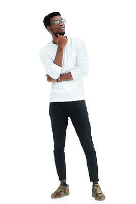 포토 JPG 해외이미지 전신 남자 흑인 한명 서기 성인 손들기 성인남자한명만 안경낌 해외202310 해외포토 서양인 1 안경 모션 사람 남자한명만 성인남자만 파일형식