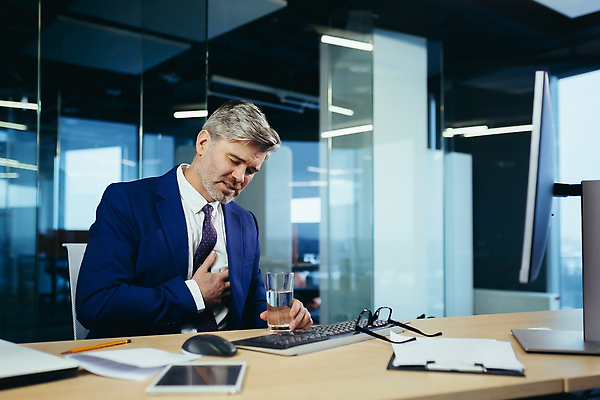 포토 JPG 해외이미지 백인 손 남자 비즈니스 모션 탁자 스트레스 건강 한명 사람 앉기 사무실 약 고통 회색 의사 심장 긴급 업무 비즈니스맨 맥박 질병 공격 종업원 문제 파산 궤 돌봄 심장병 압력 증상 해로움 해외202310 해외포토 서양인 직업 1 감정 컬러 가구 컨셉 의학 신체부위 금융 의료진 작업 직장인 장기_의학 파일형식
