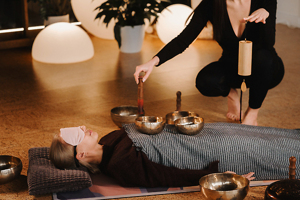 포토 JPG 해외이미지 식물 여자 화분 조명 성인 두명 눕기 원형 명상 안대 성인여자만 싱잉볼 해외202310 해외포토 도형 모션 사람 불교용품 여자만 성인만 파일형식