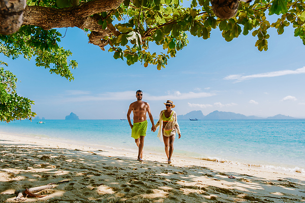 포토 JPG 해외이미지 라이프스타일 커플 여자 남자 수영복 행복 모래 바다 여행 태국 자연 하늘 휴가 함께함 건강 미소 사람 동양인 인종 두명 물 여름 파란색 비키니 태양 뷰티 변화 선탠 다민족 힙스터 해외202310 해외포토 자연요소 옷 계절 패션 감정 아시아 컬러 컨셉 관계 표정 생활 생태계 파일형식