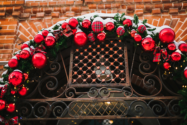 포토 JPG 해외이미지 크리스마스장식 크리스마스 겨울 사람없음 야외 건물 문 마을 벽돌집 오너먼트 크리스마스리스 눈덮임 해외202310 해외포토 건축물 계절 기념일 컨셉 주택 화환 파일형식