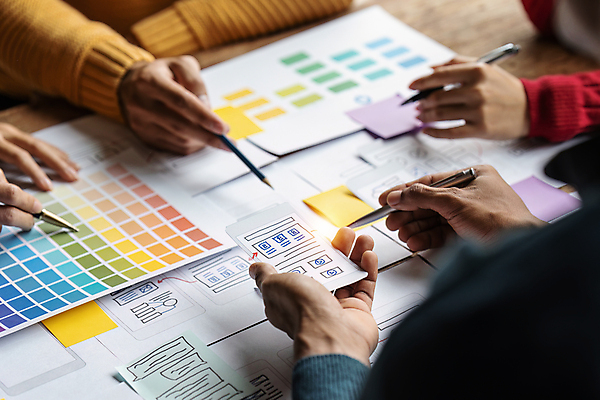 포토 JPG 해외이미지 무료이미지 손 디자인 종이 비즈니스 회의 들기 신체부위 사무실 펜 가리킴 디자이너 분석 컬러리스트 해외202310 해외포토 컬러칩 직업 컨셉 모션 사람 손짓 필기구 파일형식 무료콘텐츠