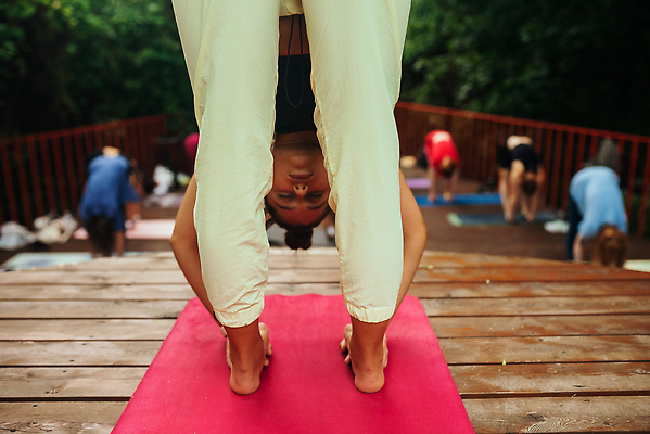 포토 JPG 해외이미지 직업 라이프스타일 여자 선 포즈 운동화 요가 교실 수업 휴식 실내 건강 한명 사람 성인 내부 운동복 운동 뷰티 강사 교사 그룹 호흡 날씬함 연습 명상 클럽 체육관 위치 아사나자세 자극 해외202310 해외포토 1 웰빙 옷 교육 신발 컨셉 학교 생활 요가자세 몸매 파일형식