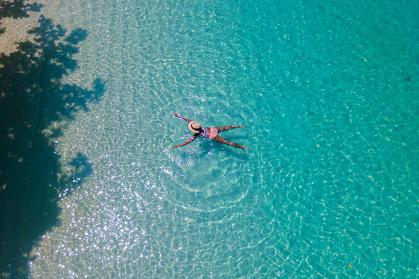 포토 JPG 해외이미지 백인 라이프스타일 여자 바다 섬 여행 하늘색 태국 하늘 휴가 안테나 손바닥 한명 야외 물 여름 파란색 맑음 수중 수영 스노클링 고급 산호 정상 휴양지 다이빙 석호 항공촬영 드론 이국적 터키석 파라다이스 해외202310 해외포토 자연요소 서양인 1 손 계절 아시아 뷰포인트 컬러 컨셉 통신 날씨 사람 생활 장소 수상스포츠 자포동물 보석 수중스포츠 파일형식