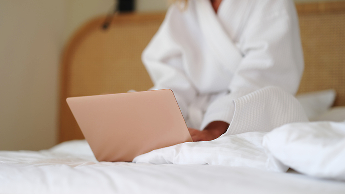 포토 JPG 해외이미지 직업 라이프스타일 교육 인터넷 비즈니스 호텔 아침 휴식 주택 건강 앉기 사람없음 치료 노트북 컴퓨터 뷰티 공책 목욕 침실 방 흰색 침대 가운 목욕가운 업무 네트워크 종업원 피부 경영자 멀리 온라인 독립 돌봄 소셜 프로젝트 프리랜서 해외202310 해외포토 주간 옷 컬러 가구 컨셉 의학 모션 숙소 문구용품 건물 생활 신체부위 전자제품 청결 작업 리더 파일형식