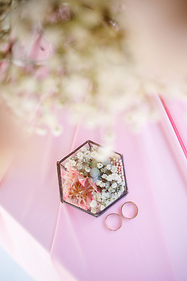 포토 JPG 해외이미지 디자인 커플 기념일 행복 신랑 결혼 백그라운드 2 가족 관계 신혼부부 결혼식 남편 휴가 함께함 발렌타인데이 선물 사랑 사람없음 장식 빛 뷰티 노란색 금속 낭만 흰색 축하 반지 쌍 원형 황금 고급 보석 심볼 약혼 고립 통일 해외202310 해외포토 도형 부부 감정 컬러 컨셉 장신구 데이이벤트 재질 이벤트 광석 약속 신혼 파일형식