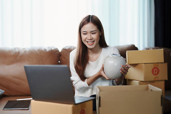 포토 JPG 해외이미지 옷 여자 행복 아시아 백그라운드 컨셉 인터넷 비즈니스 포장 사업가 성공 주택 한명 미소 동양인 노트북 스마트폰 컴퓨터 상자 알약 판매 상점 비즈니스우먼 상품 상인 고객 확인 온라인쇼핑 패키지 질서 획득 온라인 주인 짐싸기 전자상거래 마케팅 프리랜서 해외202310 해외포토 직업 1 감정 나라 표정 사람 인종 건물 전자제품 핸드폰 스마트기기 쇼핑 약 예절 직장인 파일형식