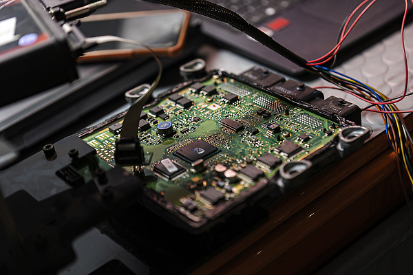 포토 JPG 해외이미지 직업 자동차 부츠 사람없음 노트북 전자제품 세트 기계 공연 장비 도구 공구 스패너 업무 도움 작업실 수리 서비스 전자 고정 펜치 엔진 기어 공학 해결 모터 조립 작업대 조율 프로그래머 프로그래밍 해외202310 해외포토 교육 육상교통 신발 컨셉 이벤트 작업 개발 파일형식