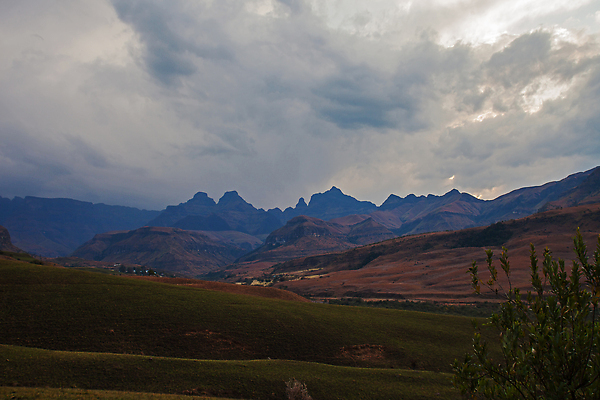 포토 JPG 해외이미지 구름 여행 자연 날씨 산 풍경 사람없음 야외 환경 계곡 일몰 등산 절벽 하이킹 세계문화유산 용 황무지 고독 화산 멀리 산악지대 남아프리카 울퉁불퉁 웅장함 절정 지질학 현무암 산맥 해외202310 해외포토 자연요소 교육 감정 아프리카 레저 노을 트래킹 문화재 생태계 화산암 파일형식