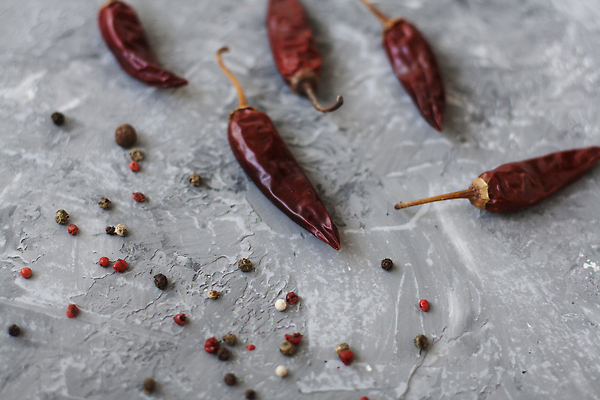 포토 JPG 해외이미지 접시 음식 백그라운드 고추 건조 사람없음 빨간색 페인트 회색 수확 뜨거움 양념 완두콩 날카로움 후추 콘크리트 해외202310 해외포토 식기 컬러 농업 채소 콩 향신료 파일형식