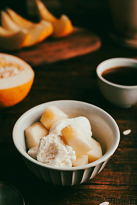 포토 JPG 해외이미지 열매 음료 음식 조각 과일 부분 아이스크림 디저트 요리 사람없음 목재 노란색 주방 냉동 얼음 식사 흰색 대접 신선 사발 혼합 커피잔 시원함 멜론 먹기 크림 국자 준비 요거트 바닐라 섞기 셔벗 요구르트 젤라또 맛있는 해외202310 해외포토 자연요소 나무 식물 커피 컬러 재료 모션 주방용품 잔 유제품 사기그릇 파일형식