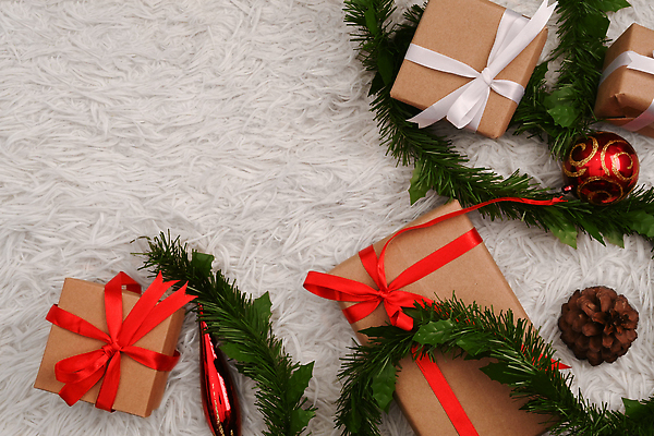 포토 JPG 해외이미지 크리스마스 사람없음 선물상자 하이앵글 카펫 오브젝트 솔방울 솔잎 오너먼트 카피스페이스 해외202310 해외포토 기념일 뷰포인트 잎 크리스마스장식 선물 상자 공백 파일형식