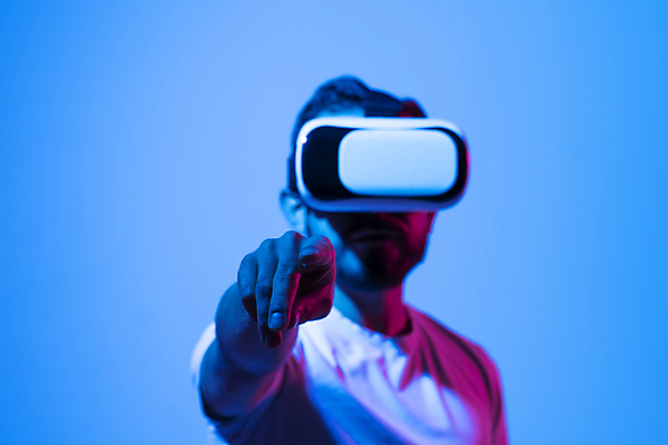 포토 JPG 해외이미지 남자 미래 기술 한명 상반신 성인 앞모습 파란색 게임 가리킴 가상현실 성인남자한명만 오큘러스 VR기기 해외202310 해외포토 1 뷰포인트 컬러 컨셉 놀이 사람 손짓 기계 남자한명만 성인남자만 파일형식