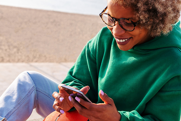 포토 JPG 해외이미지 1 라이프스타일 응시 여자 행복 인터넷 통신 모바일 한명 미소 사람 20대 성인 야외 10대 가로 30대 스마트폰 핸드폰 청춘 타이핑 잡기 도시 메시지 어플리케이션 전화기 히스패닉 온라인 카피스페이스 셀룰러 해외202310 해외포토 시선 감정 컨셉 모션 청소년 표정 청년 생활 장년 전자제품 스마트기기 공백 파일형식