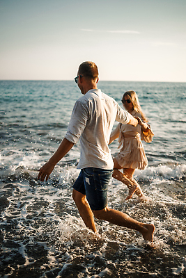 포토 JPG 해외이미지 커플 여자 행복 실루엣 어린이 모래 바다 섬 여행 결혼 백그라운드 가족 자연 하늘 휴가 휴식 함께함 건강 관리 그림자 사랑 사람 두명 물 여름 비키니 태양 뷰티 걷기 일몰 낭만 신혼여행 춤 저녁 지중해 조감도 해외202310 해외포토 자연요소 계절 수영복 감정 컨셉 관계 모션 문화예술 촬영기법 이벤트 노을 야간 생태계 파일형식