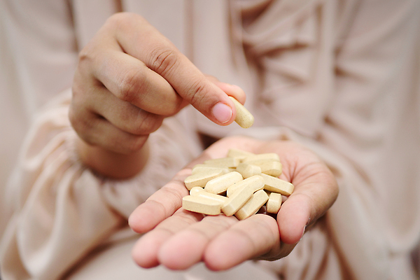 포토 JPG 해외이미지 식물 꽃 건강 사람없음 치료 알약 약 여러개 나뭇가지 허브 비타민 조제 보충 섞기 치료제 해외202310 해외포토 나무 다수 의학 만들기 영양소 파일형식