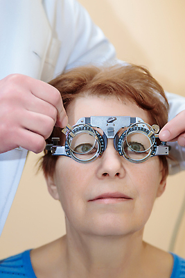 포토 JPG 해외이미지 백인 직업 여자 남자 안경 유리 프레임 병원 한명 사람 약 장비 시험 환자 의사 공구 반지 전문직 측정 시력 비전 시력검사 돌봄 광학 검안사 해외202310 해외포토 서양인 1 잡화 교육 장신구 의학 모션 재질 의료진 도구 검사_조사 파일형식 안경사