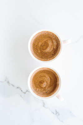 포토 JPG 해외이미지 커피 사람없음 흰색 분위기 커피잔 대리석 카피스페이스 해외202310 해외포토 음료 컬러 컨셉 재료 잔 공백 파일형식