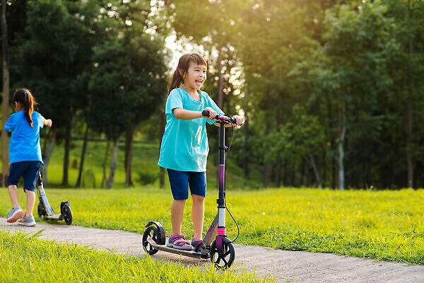 포토 JPG 해외이미지 라이프스타일 공원 딸 행복 도로 어린이 스포츠 여행 장난 학교 가족 모션 자연 놀이 휴식 건강 미소 웃음 안전 사람 야외 두명 여름 운동 뷰티 유치원 기쁨 스쿠터 승차 헬멧 롤러 단계 해외202310 해외포토 계절 공공시설 교육 감정 길 컨셉 관계 교통시설 표정 생활 오토바이 보호장비 생태계 파일형식
