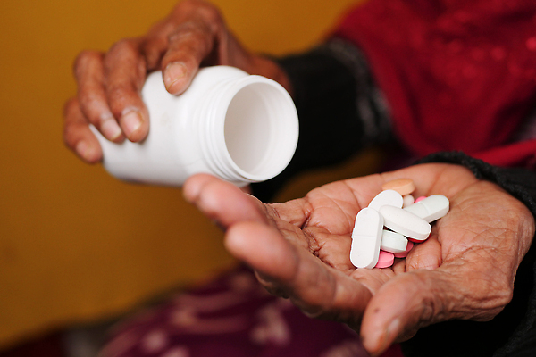 포토 JPG 해외이미지 손 노년 컬러 건강 사람없음 알약 약 고통 환자 질병 약국 70대 처방 비타민 옛날 진통제 항생제 해외202310 해외포토 감정 의학 성인 신체부위 영양소 파일형식