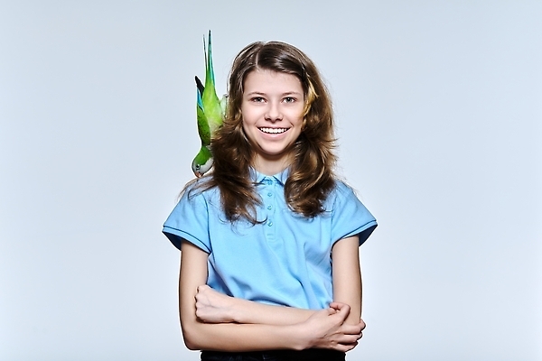 포토 JPG 해외이미지 동물 백인 라이프스타일 응시 여자 행복 어린이 컬러 백그라운드 컨셉 조류 추상 주택 실내 사랑 한명 미소 사람 성인 초록색 반려동물 컬러풀 뷰티 우정 흰색 작음 깃털 부리 앵무새 주인 내추럴 돌봄 이국적 잉꼬 해외202310 해외포토 서양인 1 시선 감정 무늬 모션 표정 내부 건물 생활 친구 크기 파일형식