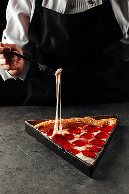 포토 JPG 해외이미지 음식 조각 부분 치즈 피자 패스트푸드 관리 요리 사람 사람없음 세로 주방 식당 요리사 식사 이탈리아 껍질 신선 준비 만들기 살라미 제빵사 페스츄리 페퍼로니 피자집 맛있는 해외202310 해외포토 직업 유럽 빵 모션 유제품 서양음식 상점 소시지 인스턴트 파일형식